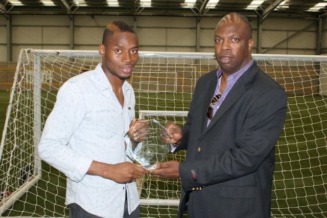 Diafra Sakho receives his award from CEO New African Soccer ‘Tunde Adelakun